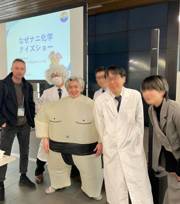 「なぜナニ化学クイズショー」でご一緒した若手・中堅研究者のみなさんと、うすしおこと堀越先生 「なぜナニ化学クイズショー」でご一緒した若手・中堅研究者のみなさんと、うすしおこと堀越先生