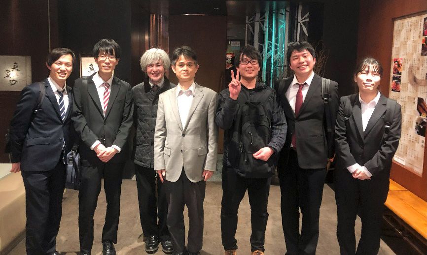 持田先生(中央)と研究室のみなさん、そしてほろ酔いの角谷博士(ピースサイン)と堀越先生 持田先生(中央)と研究室のみなさん、そしてほろ酔いの角谷博士(ピースサイン)と堀越先生