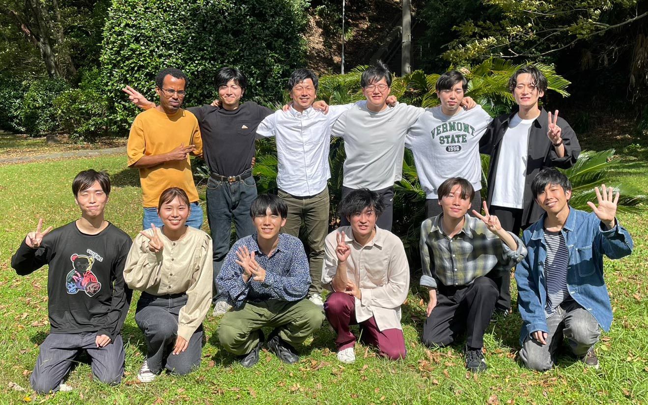 有機材料化学研究室の集合写真。赤松先生(後列左から3番目)、出水さん(前列左から1番目) 有機材料化学研究室の集合写真。赤松先生(後列左から3番目)、出水さん(前列左から1番目)