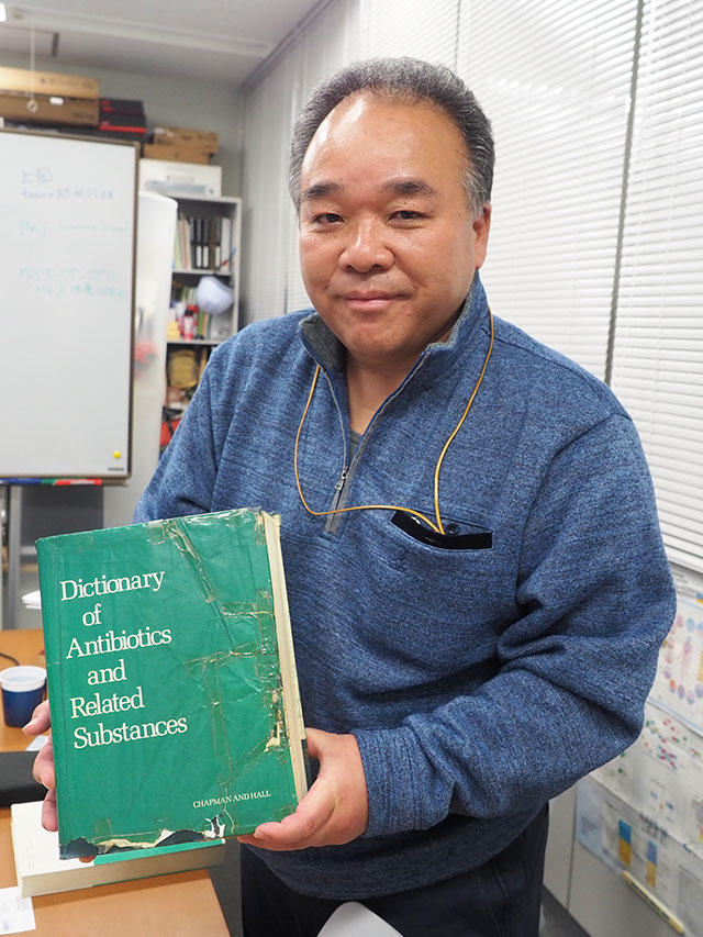 Dictionary of Antibiotics and Related Substancesを持つ新家先生