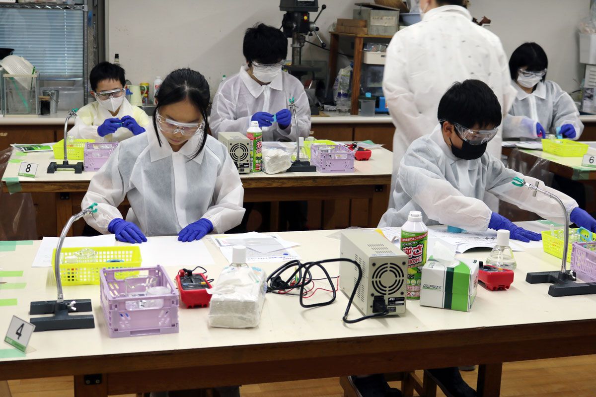 (写真10)導電性高分子を作る実験 (写真10)導電性高分子を作る実験