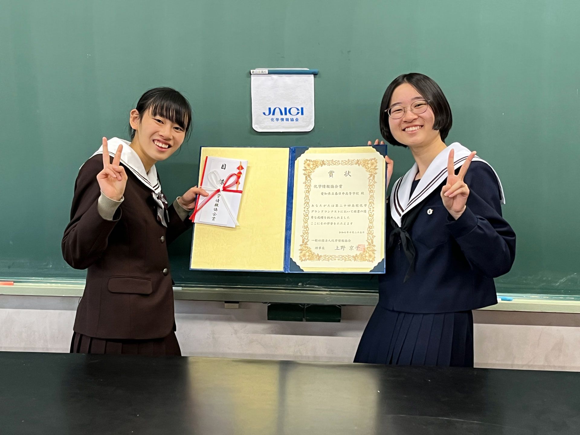 春日井高等学校 1年 山下さん（左）、2年 植田さん（右）