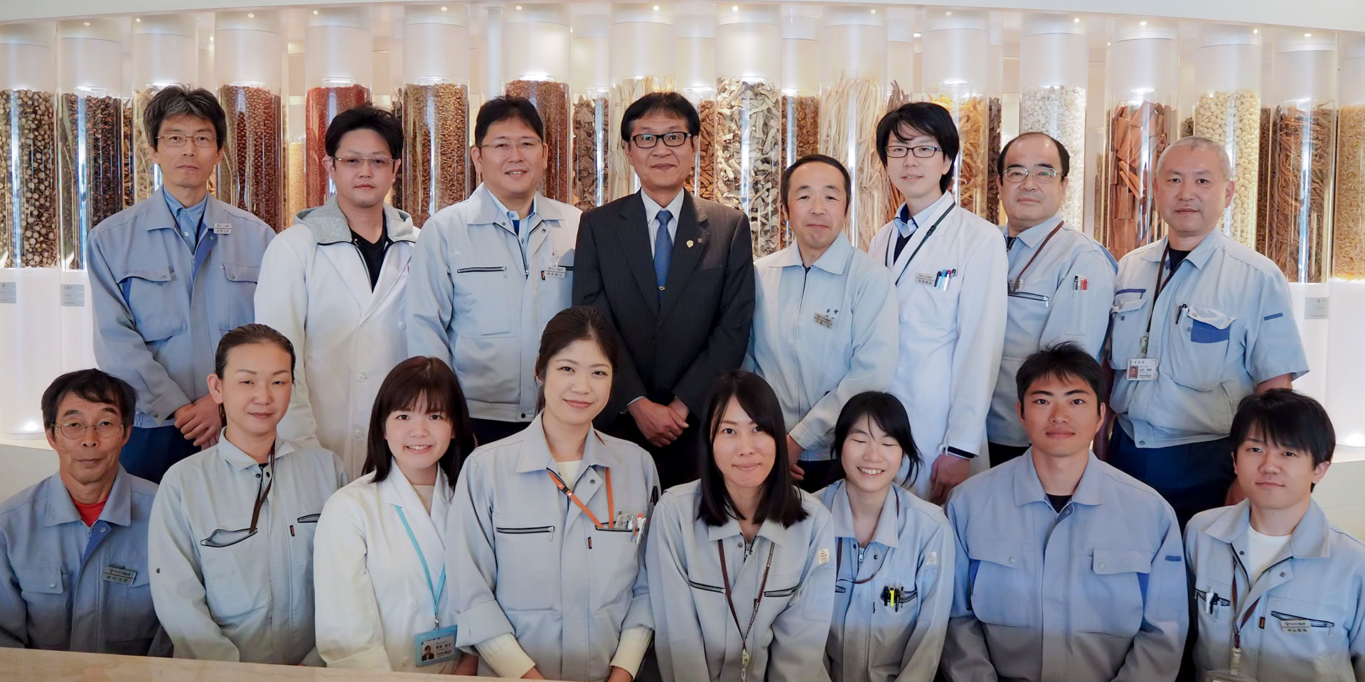 生薬研究所の皆さん。ツムラ漢方記念館にて。