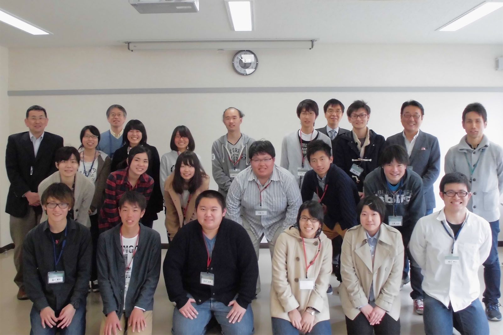 (写真4)高校生,協力いただいた高校教諭,大学院生 (写真4)高校生,協力いただいた高校教諭,大学院生
