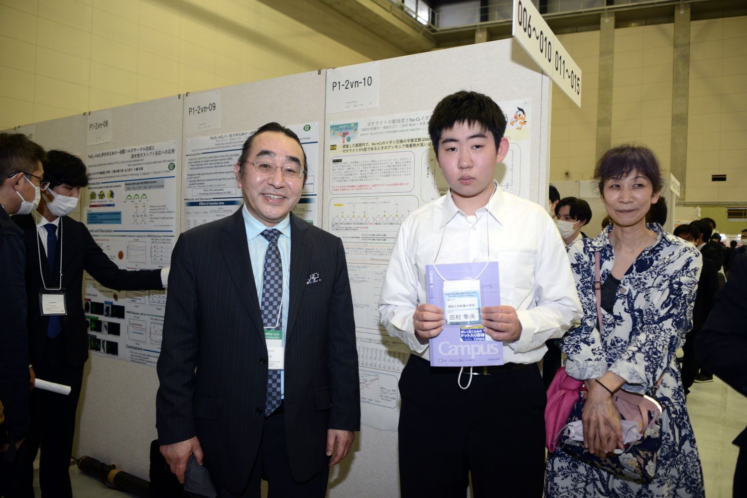 日本化学会会長の菅裕明先生(左)と田村さん 日本化学会会長の菅裕明先生(左)と田村さん