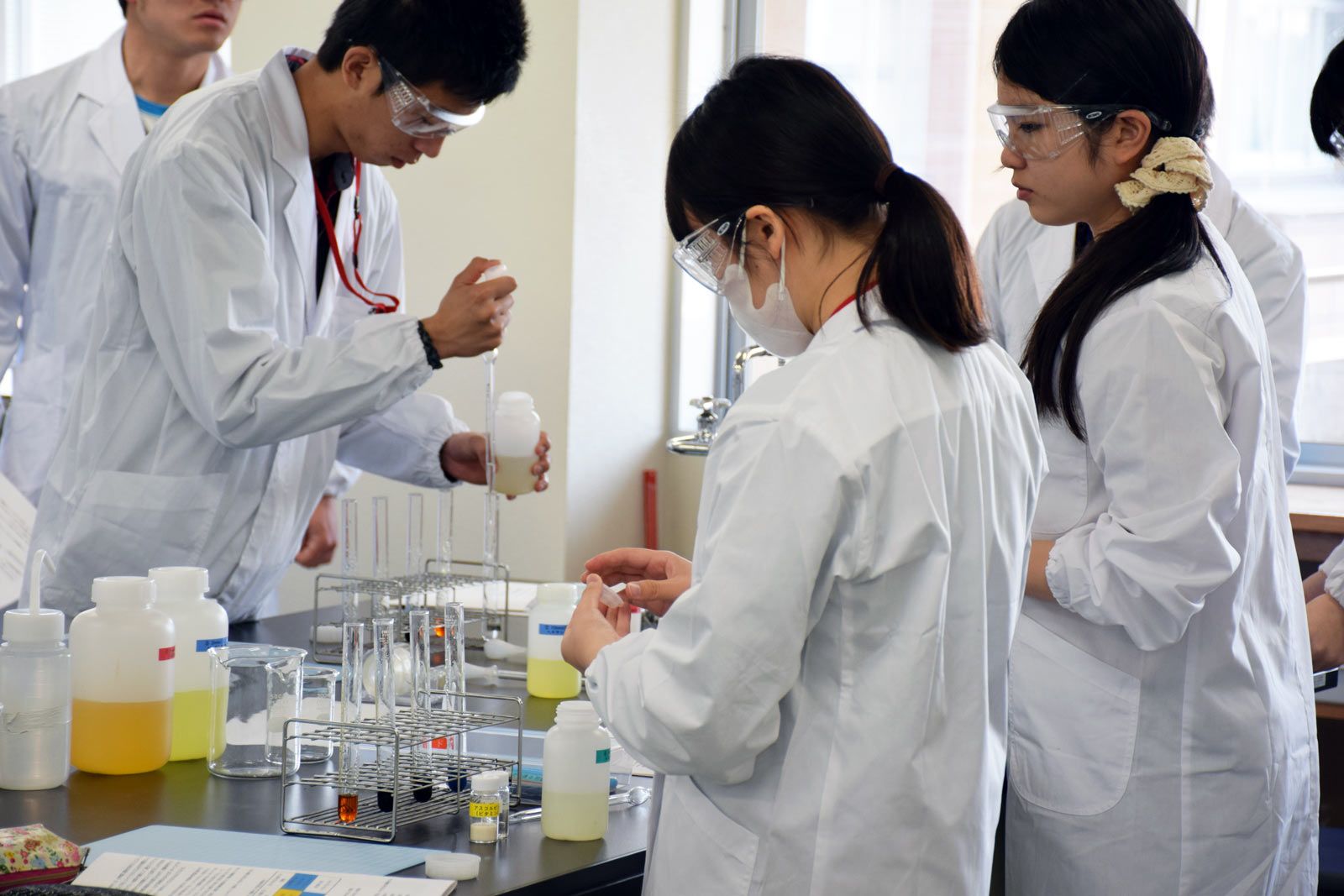 (写真3)実験に取り組む高校生 (写真3)実験に取り組む高校生
