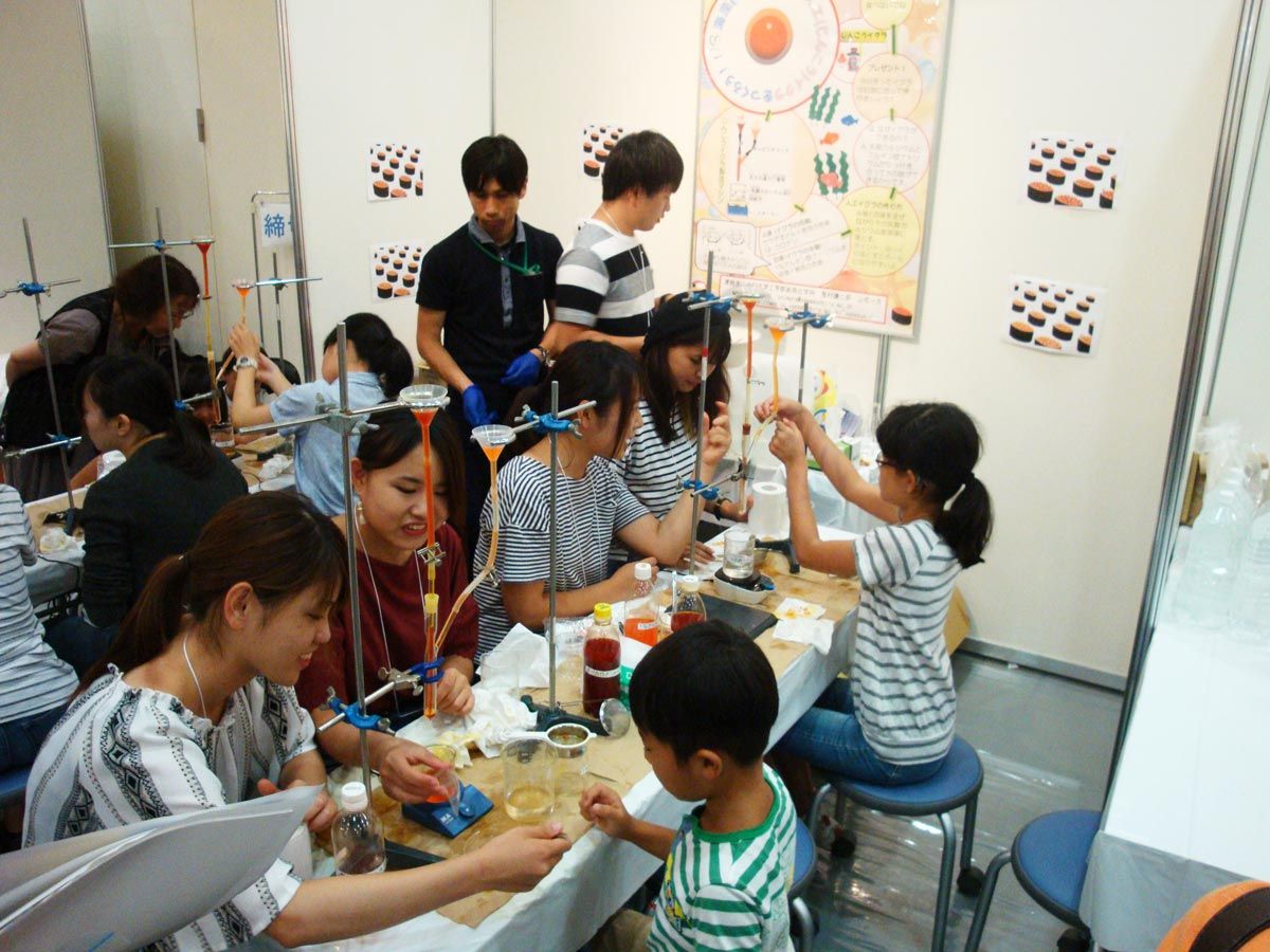 (写真6)人工イクラを作る実験ブース (写真6)人工イクラを作る実験ブース