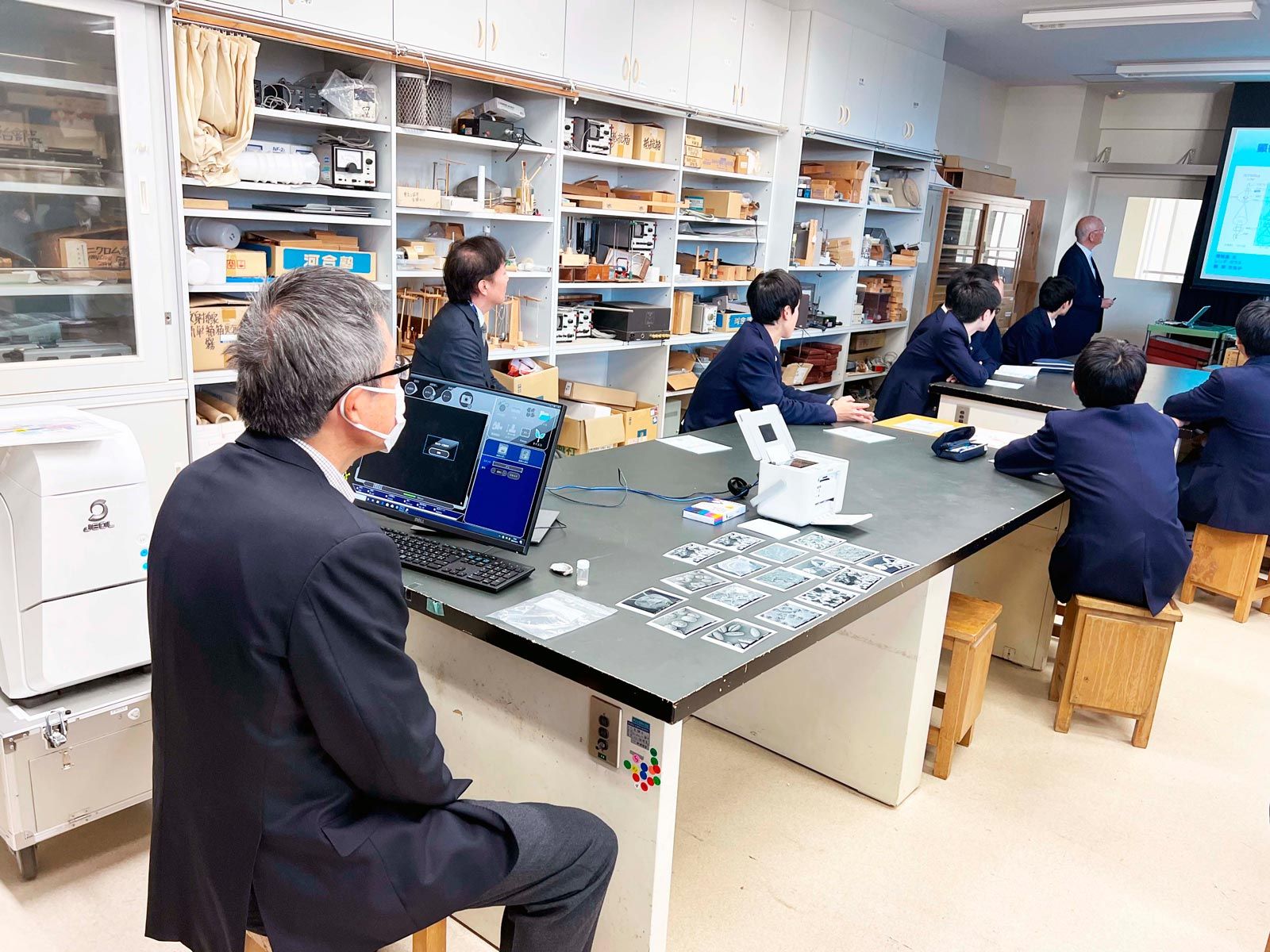 高校での模擬授業の様子。左下が卓上型電子顕微鏡。 高校での模擬授業の様子。左下が卓上型電子顕微鏡。