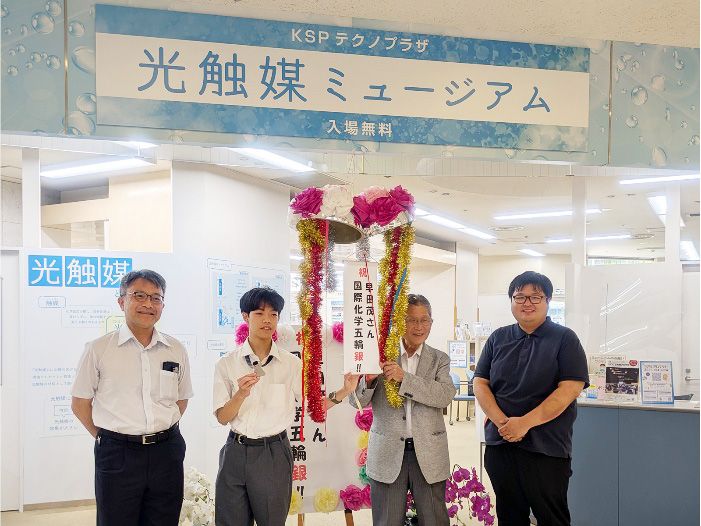 銀メダル受賞報告の様子。左から落合さん、早田さん、藤嶋館長、濱田さん 銀メダル受賞報告の様子。左から落合さん、早田さん、藤嶋館長、濱田さん