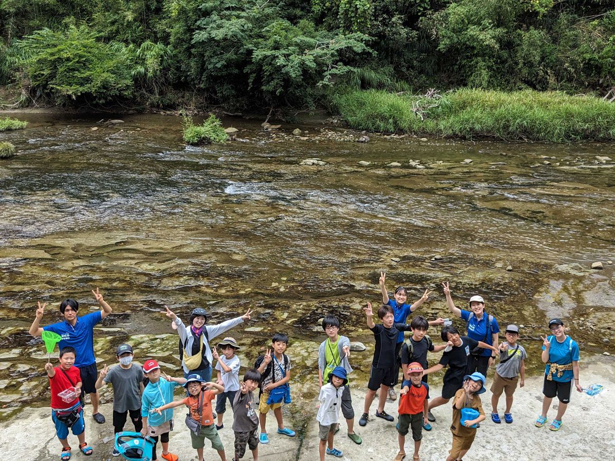 川を訪れた夏の修学旅行