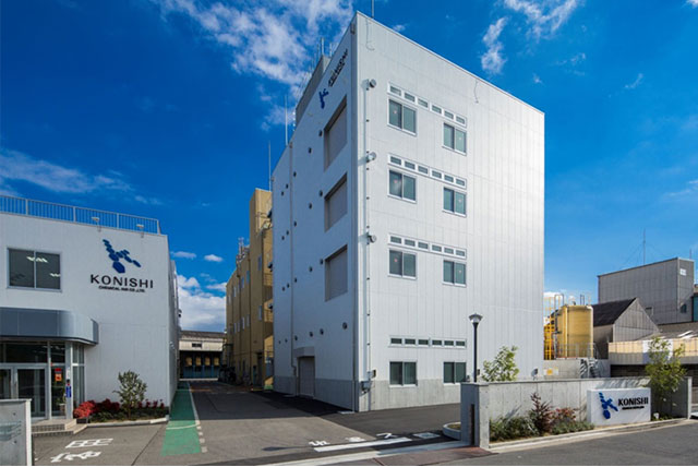 本社工場/左建物:本社事務所、中央手前建物: 新規開発プラント (2018年10月完成)